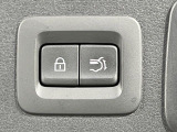 【パワーバックドア】スマートキーや運転席のボタンを押すだけでリアゲートが自動で開閉します!荷物を持っている時や、高い位置にあるバックドアを閉める際に便利な機能です♪