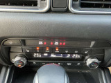 【エアコン/シートヒーター】オート式エアコンは操作性もバッチリ!運転席助手席にはシートヒーターが、座面と背もたれをすばやく温め、寒い時期にも快適な運転環境を提供します。