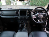 運転席の視点が高いため、一般車では見れない景色が広がります。
