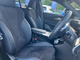 【コックピットシート】BMW車の主役席。車体中央にくる様に配置し車両重心とが一致する事でドライバーと車との一体感あるドライビングを実現。人間工学に基づき形成した形状が長時間のドライブ疲労も軽減します!