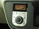 オートエアコンを装備しておりますので、四季を通じて車内を快適な温度に保つことが出来ます!高級感が有りますね!