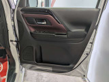 パワーウィンドウのスイッチですよ。運転席に居ながら窓を開け閉めのコントロールできます。