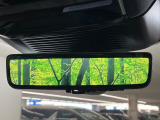 ClearSightインテリアビューミラー ランドローバー初採用のテクノロジー。車体に装備したカメラによる後方映像がルームミラーに映し出されます。車両後方の様子をはっきりと確認できます。