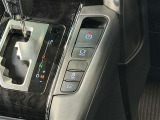 【電動パーキングブレーキ】条件を満たした場合に従来のパーキングボタンやレバーを引かなくてもパーキングに自動的に入り、発進状態の条件を満たした場合には自動でパーキングブレーキが解除されます