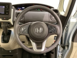 ハンドルにHondaセンシング系のクルーズコントロールやレーンキープアシストなどのスイッチと、オーディオの操作スイッチが装備されています。ハンドルから手を離さず安全に操作できます。