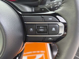 【クルーズコントロール】アクセル操作なしで一定速度を保つ機能。先行車との距離を自動調整する追従型が主流で、高速走行時の疲労を劇的に軽減します。長距離移動が多いお客様への商談では必須の快適装備です。