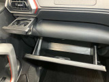 【グローブボックス】容器がせり出してくるバケットタイプ!一目で中身を把握でき、取り出しやすさにも優れます!