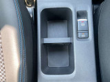 運転席と助手席の間にドリンクホルダーがある為、とても便利です☆