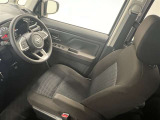 運転席にひじ掛け付!長時間の運転の際に重宝しそうです!シート位置が高めで乗り降りしやすい!