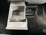 インストセンタースライドボックス・小物やスマホなどのちょっと置いたり、紙パックも収まるスライド式の収納です。ケーブルスリットがあり、スマートフォンを立てたままUSB電源に接続して充電できます。