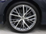 純正アルミホイールは精度が高く、走行の安定性が優れています。タイヤサイズ235/40R19