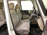 女性でも運転がしやすいようにシートの高さ調整機能(シートリフター)がついています。座面も厚みがあり背もたれも高く、ゆったりくつろいでお乗りいただけるシートです。