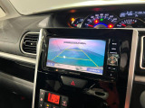 バックカメラがしっかり映るので、後ろが見やすく安心して駐車できます。お子さまの送り迎えや買い物でも心強いポイントです。