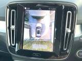 【360&deg;ビューカメラ】4台の高解像度カメラで360度の鳥瞰図を表示。隣の車や壁、死角にある障害物などを画面で確認できるため、狭いスペースでの駐車・出入りも安心です。