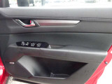 【ウインドウロック】運転席の窓操作部分です。小さなお子様が窓を勝手に開閉することのないよう、運転席以外の窓を操作できないようにするボタンがあります。