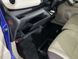 グローブボックス周り 運転席から中に収納した物をすぐに取り出せて便利です。