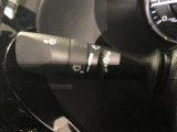 ワイパースイッチです。「INT」では間欠ワイパーの作動時間間隔を変更できます。リヤワイパーも操作できます。
