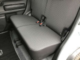 リアシートも大人の方がゆったりくつろげる空間になってます。