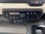 オートエアコン、運転席と助手席にはシートヒーターを装備