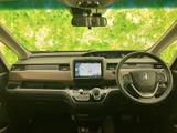 ナビ画面とオーディオ操作部が中央にまとまり、運転席から確認しやすい配置です。画面やボタン類を見ながら必要な機能にアクセスでき、日々のお出かけをサポートします。