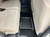 フロアに直接置きたくない荷物の収納に便利!