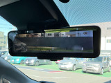 ルームミラーは、車両後方のカメラ映像をミラー面に映し出すので、乗車人数や荷物の量に影響をされずいつでもクリアな後方視界が得られます