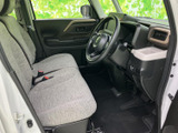 運転席まわりは前方の視界が広く、周囲の状況を確かめやすいレイアウトです。グレーのシートは落ち着いた雰囲気で、座面や足元にもゆとりを感じながら過ごせます。
