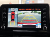 車両周辺の映像とガイド表示を画面で確認でき、駐車時の周囲確認をサポートします。後退時に車両後方の状況を把握しやすく、駐車位置を確認する際に便利です。