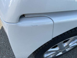 右リアバンパーに塗り跡がございます。