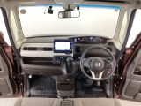 【前方視界】開放的な前方視界!運転がしやすく疲れにくいです♪窓が大きく、見通しがとっても良いおクルマですよ♪