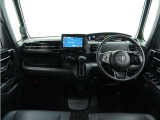 ◆インテリアパネル◆視界広々で非常に運転しやすくロングドライブでも疲れを感じさせないすっきりとまとまったインパネ周りです。