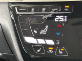 【オートエアコン】一度お好みの温度に設定すれば、車内の温度を検知し風量や温度を自動で調整。暑い&hellip;寒い&hellip;と何度もスイッチ操作をする必要はありません。快適な車内空間には必須の機能ですね♪