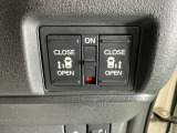 【両側パワースライドドア】です。リモコンや運転席のスイッチ操作で楽々自動開閉。