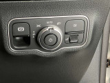 ステアリングボタンは、使いやすいデザインでございます。ステアリング付近のレバーや、ステアリングボタンで追従機能の操作も可能でございます。