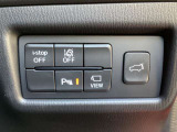 運転席の手元には、駐車時に周囲を映すカメラや荷室の扉などのスイッチがまとまっています。必要な機能へ手を伸ばしやすく、発進前や駐車時の操作を整理することで、運転者の確認作業を助けます。