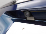後退時に車両の後ろ側をモニター画面に表示します。車庫入れなどでバックする際に後方確認ができて便利です。車庫入れが苦手な人もこれで安心。