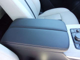 センターアームレストでリラックスして運転ができます