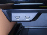 USB端子と充電用USB端子を装備しております。