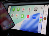 【アップルカープレイ・アンドロイドオート対応】 スマートフォンを接続することによって、対応アプリをナビゲーション画面で使用することができます。 ※動画アプリ等を表示するためには別途機器が必要。