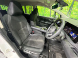 運転席まわりには十分なスペースがあり、大柄な方でもゆったり運転していただける環境です。