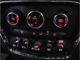 MINIの内装はとにかく『円』に拘ったデザインコンセプトが一目で伝わってきます。これほど円形に拘った車は他に御座いません。伝統のデザイン、トグルスイッチなど遊び心のある内装で御座います。