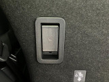 リヤシート背面のレバーで、荷室側からもスライド操作ができます。