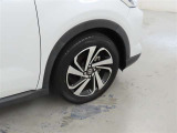装着タイヤサイズは、195/60R17です。純正アルミホイールを装着しております。