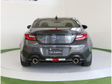 絞り込まれたリヤバンパーから覗くタイヤは、ミシュランパイロットスポーツ4です。