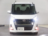 ハロゲンより明るく、より遠くまでさらなる安心感のあるLEDヘッドライトを採用。照射軸の上下方向を自動調整するオートレベリング機構、点灯忘れも防止できるオートライトコントロール機構付きです。