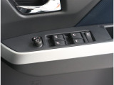 パワーウィンドウのスイッチです。車種によっては鍵のロック・アンロックに連動してミラーが開閉する「オートリトラクタブルミラー」も装備!