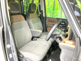 運転席まわりには十分なスペースがあり、大柄な方でもゆったり運転していただける環境です。