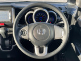 インテリアに合わせたデザインのステアリングは、運転される方のことも考え、運転しやすい形状、大きさです。是非一度、実際に触ってお確かめください。