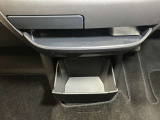 お気に入りのCDなどが収納できる格納式ボックス★