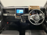 スイッチ類が手元で直感的に操作できる実用的なレイアウト。必要な情報が一目で確認でき、日常の運転を快適にサポートするインパネです。
